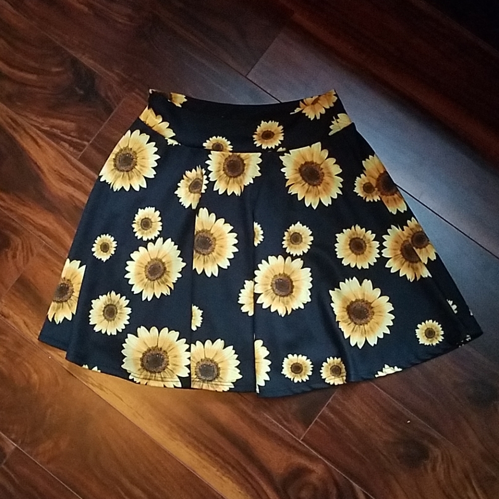 NWOT Sunflower floral skater skirt
